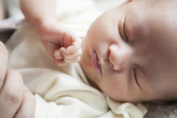 昼寝する赤ちゃんの寝顔