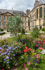 Fototapeta na wymiar Flowers in front of the cathedral in Reims