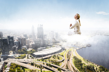 Obraz premium Woman float above city