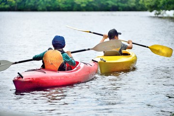 夏の湖・カヌーの少年