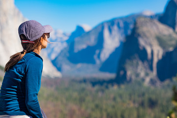 Naklejka premium Tunnel View, woman looking off into the valley