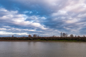 Fototapeta premium Koryto spokojnej, równinnej rzeki