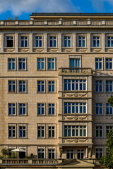 Fototapeta na wymiar Denkmalgeschützte sozialistische Prachtarchitektur an der Frankfurter Allee in Berlin-Friedrichhain, Fassadendetail