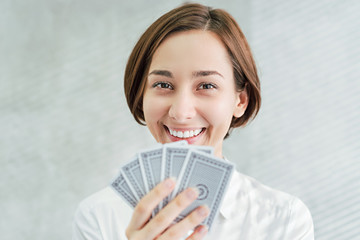 カードを選択する女性