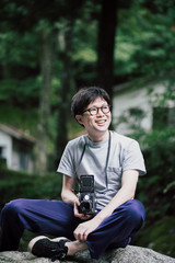 Fototapeta premium キャンプ場で二眼レフカメラを構える男性