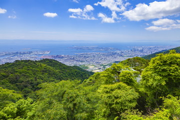 六甲山頂から眺める新緑と神戸の街
