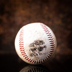 Baseball ball mit Spiegelung vor vintage Hintergrund