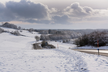 Landstraße im Winter