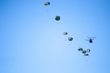 parachuter blue sky helicopter