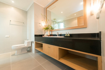 Fototapeta na wymiar Beautiful Large Bathroom in Luxury Home