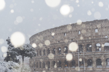 Il Colosseo durante una forte nevicata