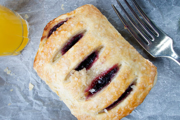 Fresh fruit cake with cinnamon and mint