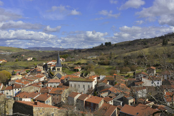 Plong&eacute;e sur les toits de Champeix (63320),  d&eacute;partement du Puy-de-D&ocirc;me, en r&eacute;gion Auvergne-Rh&ocirc;ne-Alpes, France