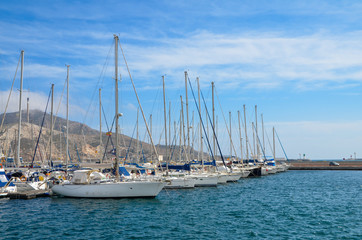 Fototapeta na wymiar Barco en el puerto