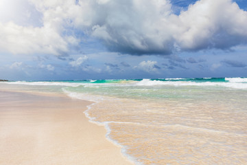 Karibischer Traumstrand mit türkisem Ozean und Wolken Landschaft in Mexiko, Tulum