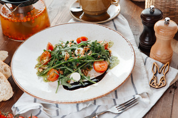 Salad with rocket salad and tomatoes