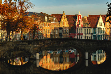 Obraz premium beautiful od buildings reflected in water of canal at sunlight, brugge, belgium