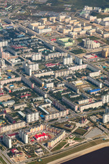 Naklejka premium Widok z góry na miasto Niżniewartowsk wiosną