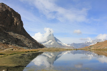 Fototapeta na wymiar 湖面に映るスイスの山
