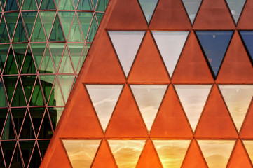 Modernes Bürogebäude mit Westhafen Tower im Hintergrund
