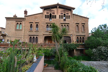 コロニアグエルのレンガ建物