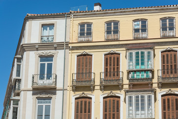 Fototapeta na wymiar Old tenement house decorative windows