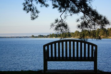 Fototapeta na wymiar Bench with lake view