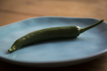 Chili über einen Teller