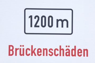 Verkehrsschild Brückenschäden