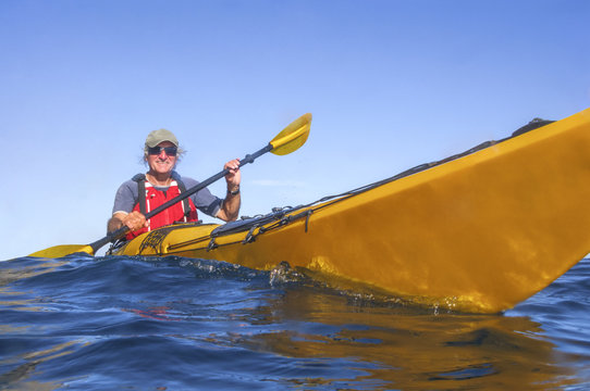 gutgelaunt auf dem Meer mit dem Seekajak unterwegs