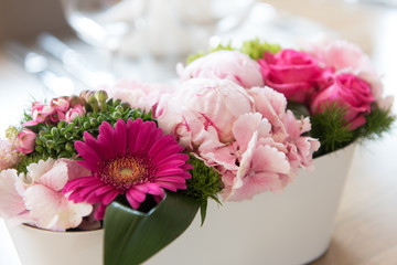 Fleurs roses pour décoration de table de mariage