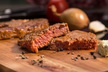 Rib Eye Steak auf Holzteller