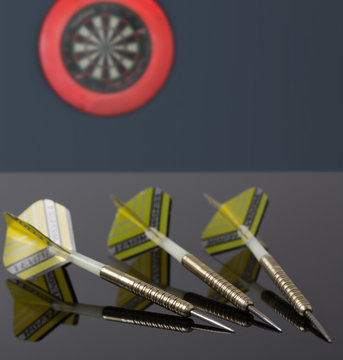 Darts auf Glastisch mit Dartboard