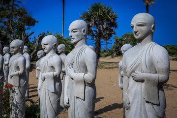 Figuren und Statuen aus Stein stehen in einer Reihe im Tempel Muhudu Maha Viharaya in Pottuvil - Sri Lanka