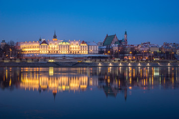 Fototapeta na wymiar Royal castle and old town over the Vistula river in Warsaw, Poland