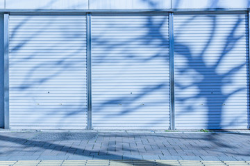 Obraz premium 木の影が映るシャッター