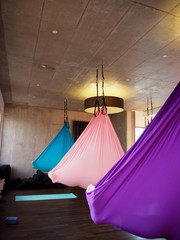 Arial Yoga Entspannung im Tuch, 3 Tücher nebeneinander © Nancy