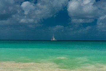Obraz premium white beach with with sailboats in the ocean in the Caribbean sea Island of Aruba