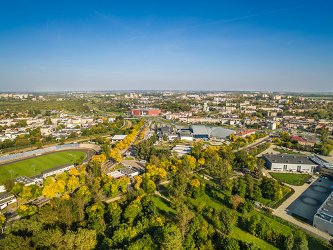 Lublin - krajobraz miasta z lotu ptaka. Park Ludowy, stadion i Aleje Zygmuntowskie z powietrza. 