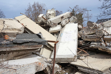 Demolition of an old building in the city