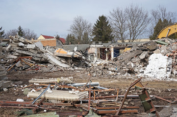 Demolition of an old building in the city