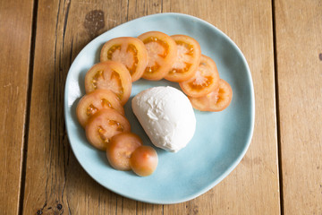 pomodoro e mozzarella per la caprese