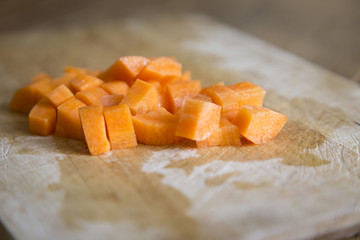 Karotten schneiden auf ein Schneidebrett