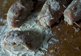 Obraz premium process of cooking meat on the kitchen table