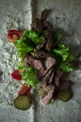  steak medium roast with cucumbers and tomatoes on pita bread