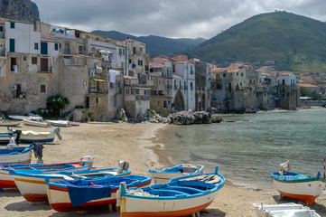 Fototapeta na wymiar Fischerboote in Carfu - eine Stadt an der Nordküste Siziliens