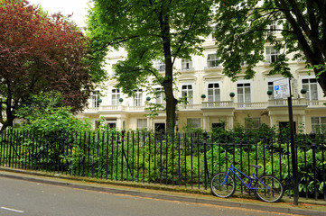 Bicicleta azul en Queens Gardens, Bayswater, Londres, Reino Unido.