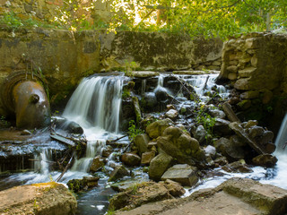 kaskada przy ruinach młynu © Krzysztof Stasiak