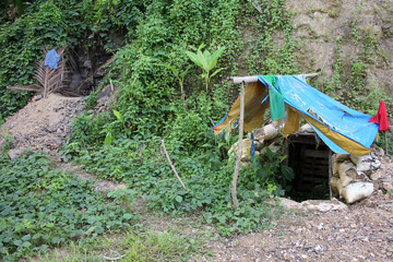 Eingang zu einer illegalen Goldmine