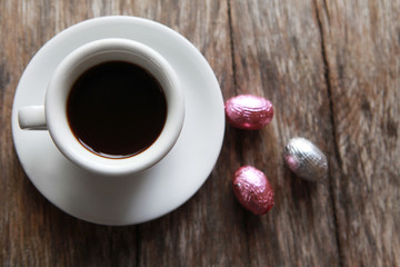 café et trio d œufs en chocolat Pâques 